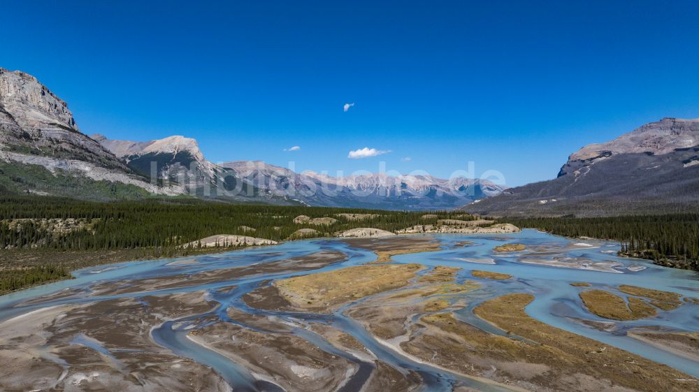 Luftaufnahme Saskatchewan River Crossing - Uferbereiche mit durch Niedrig- Wasser- Pegel freigelegten Flußbett North Saskatchewan River in Canadian Rocky Mountains, in Saskatchewan River Crossing in Alberta, Kanada