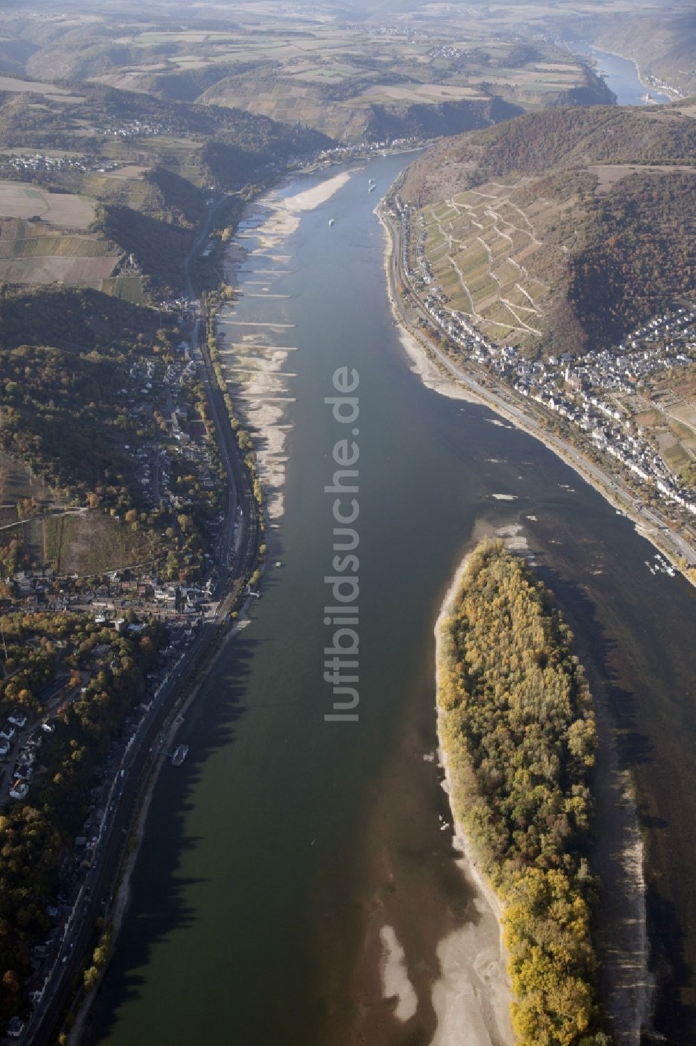 Luftaufnahme Bacharach - Uferbereiche mit durch Niedrig- Wasser- Pegel freigelegten Flußbett im Rhein in Bacharach im Bundesland Rheinland-Pfalz, Deutschland