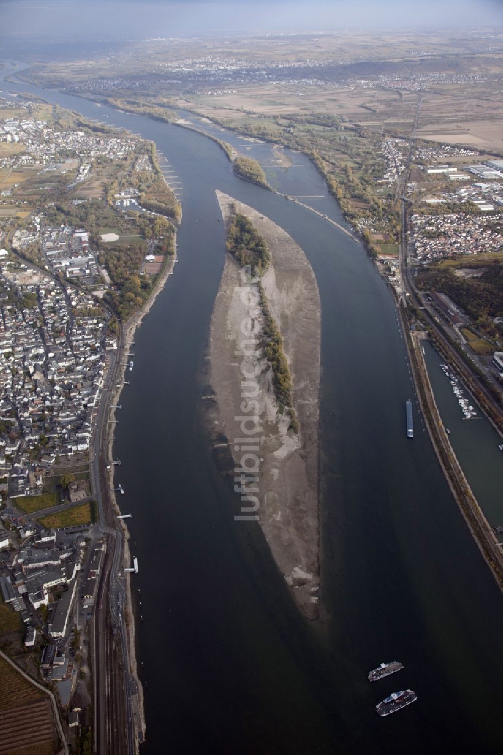 Bingen am Rhein aus der Vogelperspektive: Uferbereiche mit durch Niedrig- Wasser- Pegel freigelegten Flußbett im Rhein in Bingen am Rhein im Bundesland Rheinland-Pfalz, Deutschland