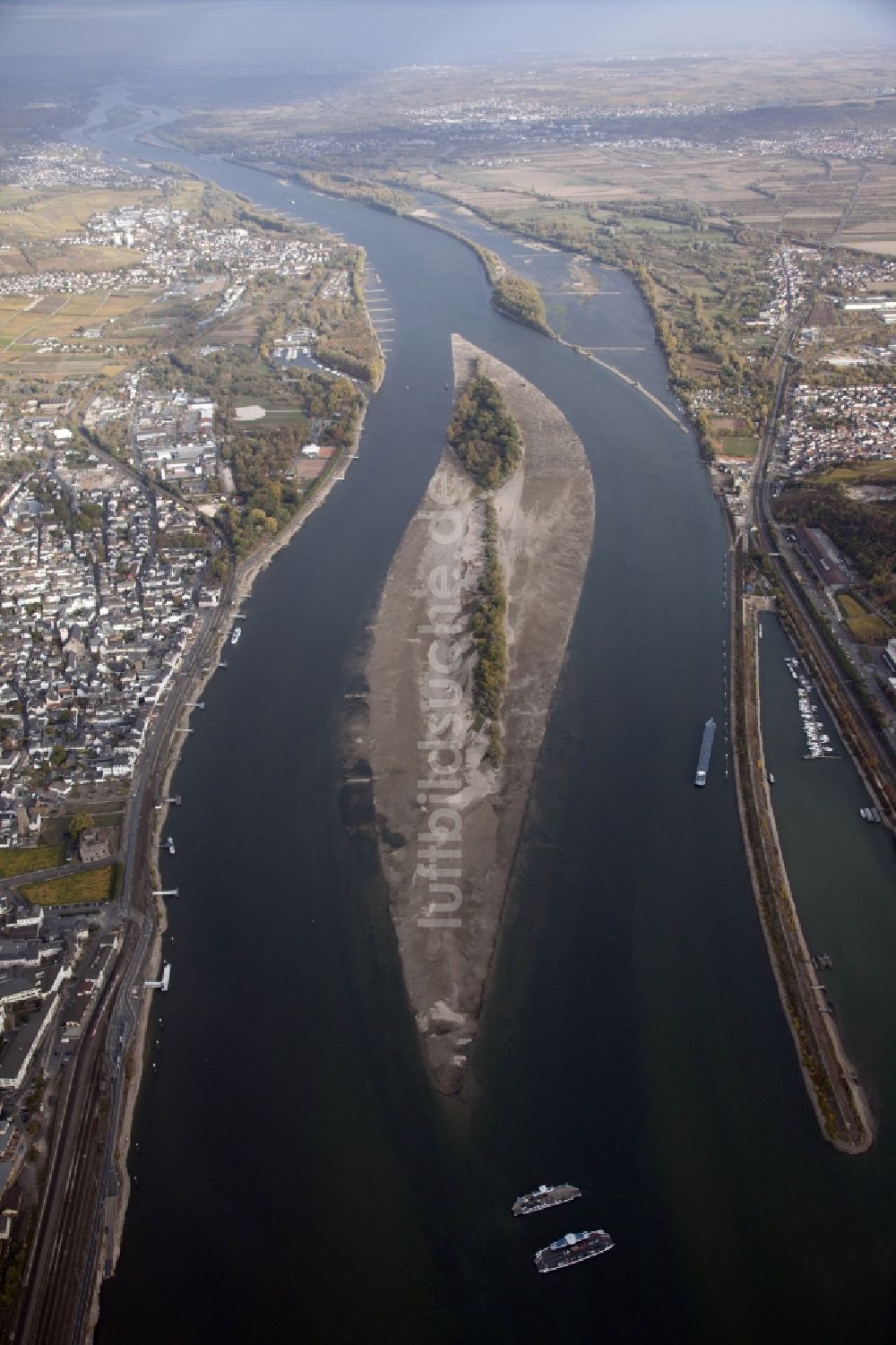 Luftbild Bingen am Rhein - Uferbereiche mit durch Niedrig- Wasser- Pegel freigelegten Flußbett im Rhein in Bingen am Rhein im Bundesland Rheinland-Pfalz, Deutschland