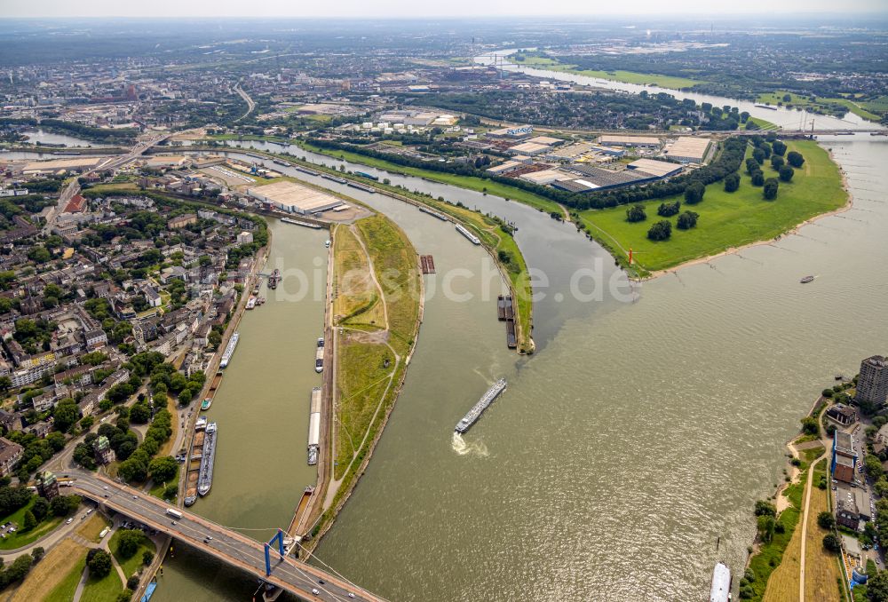 Luftbild Duisburg - Uferbereiche mit durch Niedrig- Wasser- Pegel freigelegten Flußbett des Rhein in Duisburg im Bundesland Nordrhein-Westfalen, Deutschland