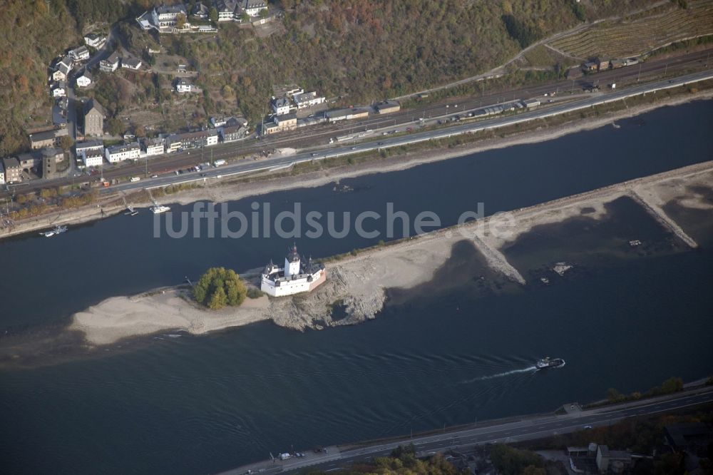 Kaub von oben - Uferbereiche mit durch Niedrig- Wasser- Pegel freigelegten Flußbett im Rhein in Kaub im Bundesland Rheinland-Pfalz, Deutschland