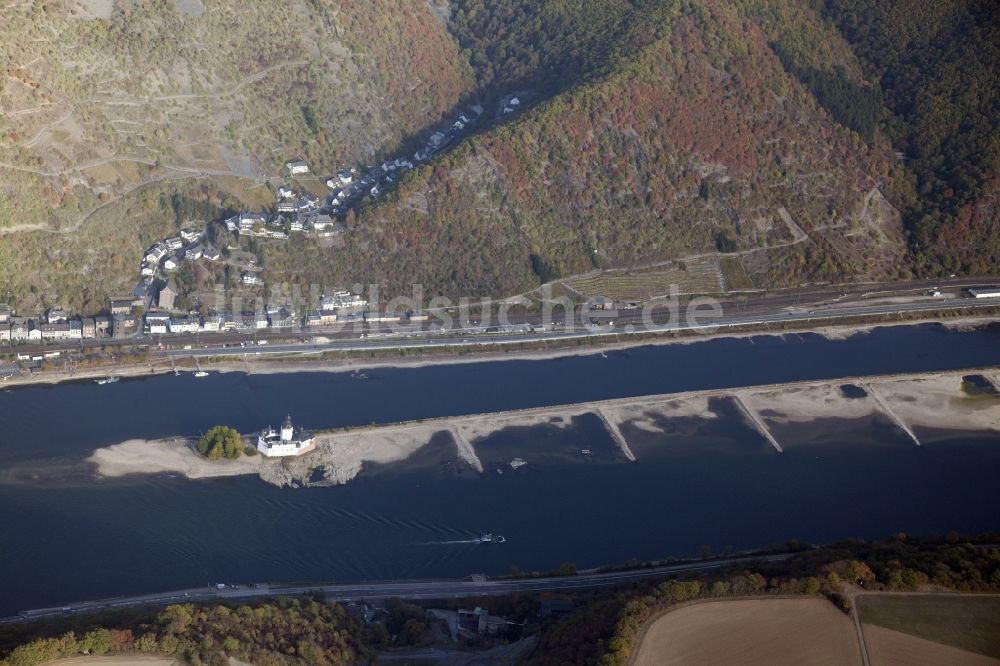 Kaub aus der Vogelperspektive: Uferbereiche mit durch Niedrig- Wasser- Pegel freigelegten Flußbett im Rhein in Kaub im Bundesland Rheinland-Pfalz, Deutschland