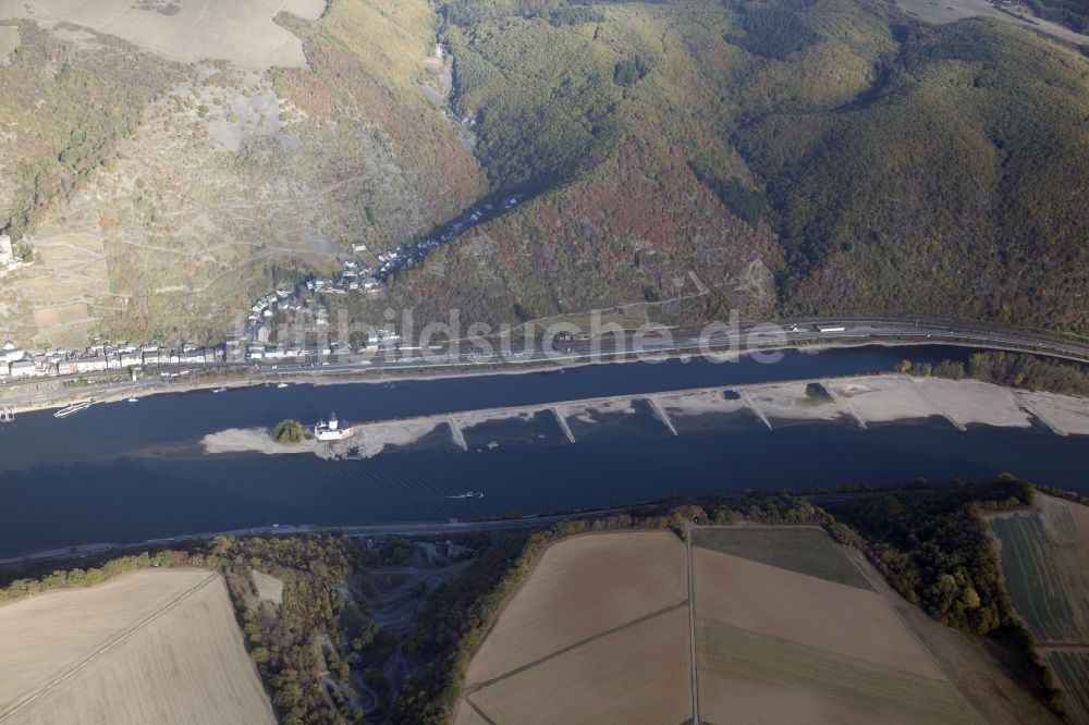 Luftbild Kaub - Uferbereiche mit durch Niedrig- Wasser- Pegel freigelegten Flußbett im Rhein in Kaub im Bundesland Rheinland-Pfalz, Deutschland