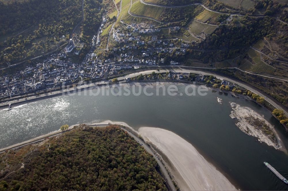 Luftbild Oberwesel - Uferbereiche mit durch Niedrig- Wasser- Pegel freigelegten Flußbett im Rhein in Oberwesel im Bundesland Rheinland-Pfalz, Deutschland