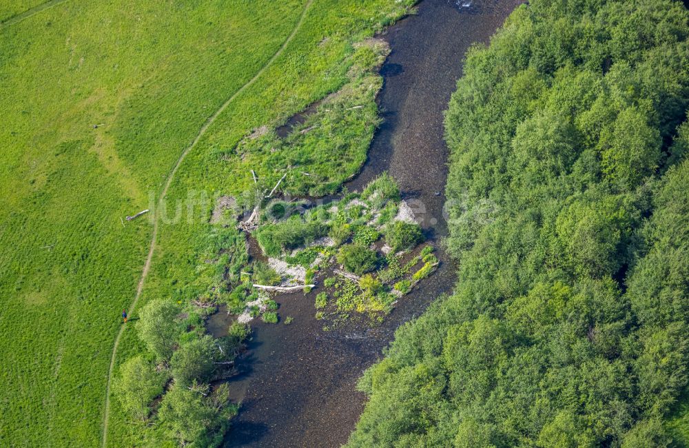 Luftaufnahme Velmede - Uferbereiche mit durch Niedrig- Wasser- Pegel freigelegten Flußbett der Ruhr in Velmede im Bundesland Nordrhein-Westfalen, Deutschland