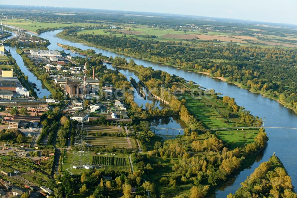 Magdeburg von oben - Uferbereiche der Elbe am Industriehafen Flußverlauf in Magdeburg im Bundesland Sachsen-Anhalt, Deutschland