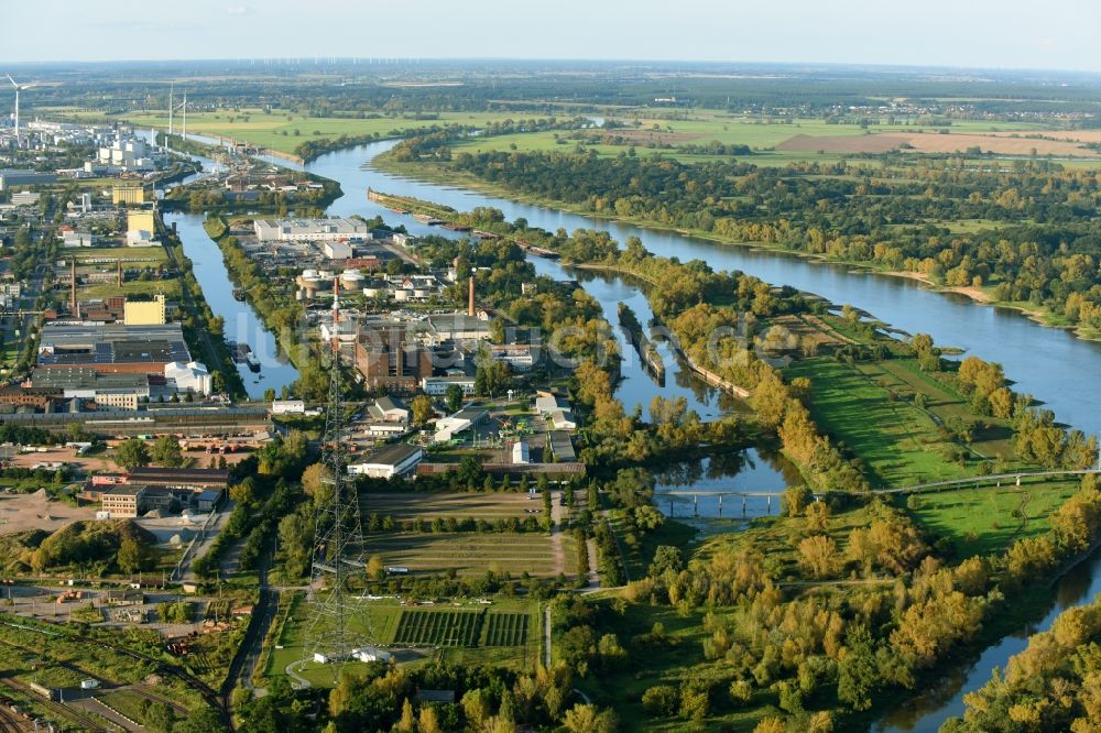 Luftbild Magdeburg - Uferbereiche der Elbe am Industriehafen Flußverlauf in Magdeburg im Bundesland Sachsen-Anhalt, Deutschland