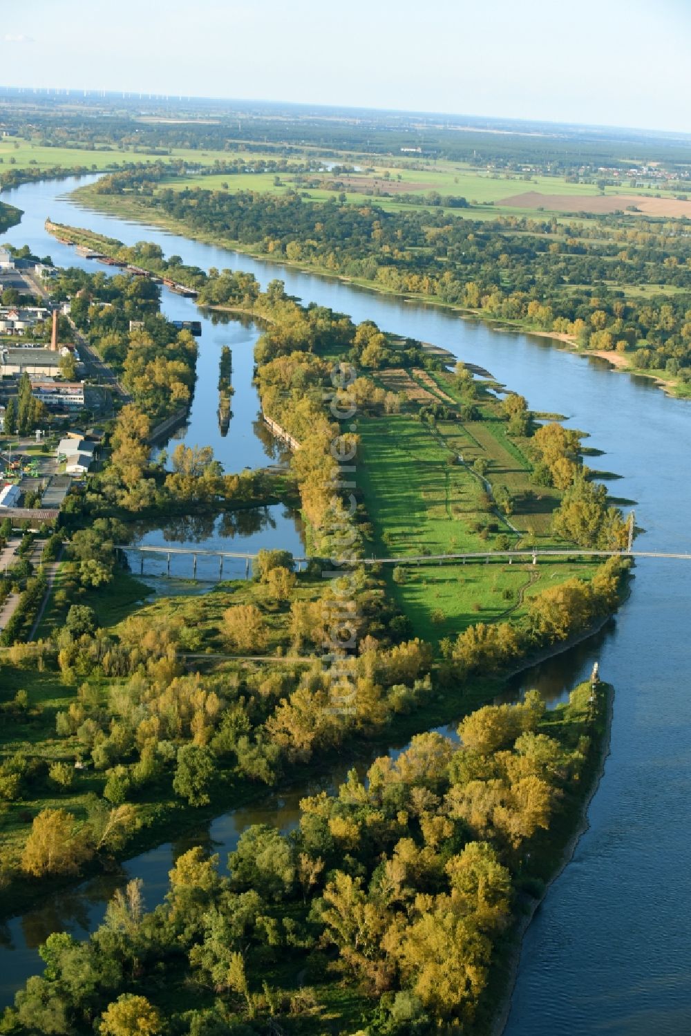 Magdeburg von oben - Uferbereiche der Elbe am Industriehafen Flußverlauf in Magdeburg im Bundesland Sachsen-Anhalt, Deutschland