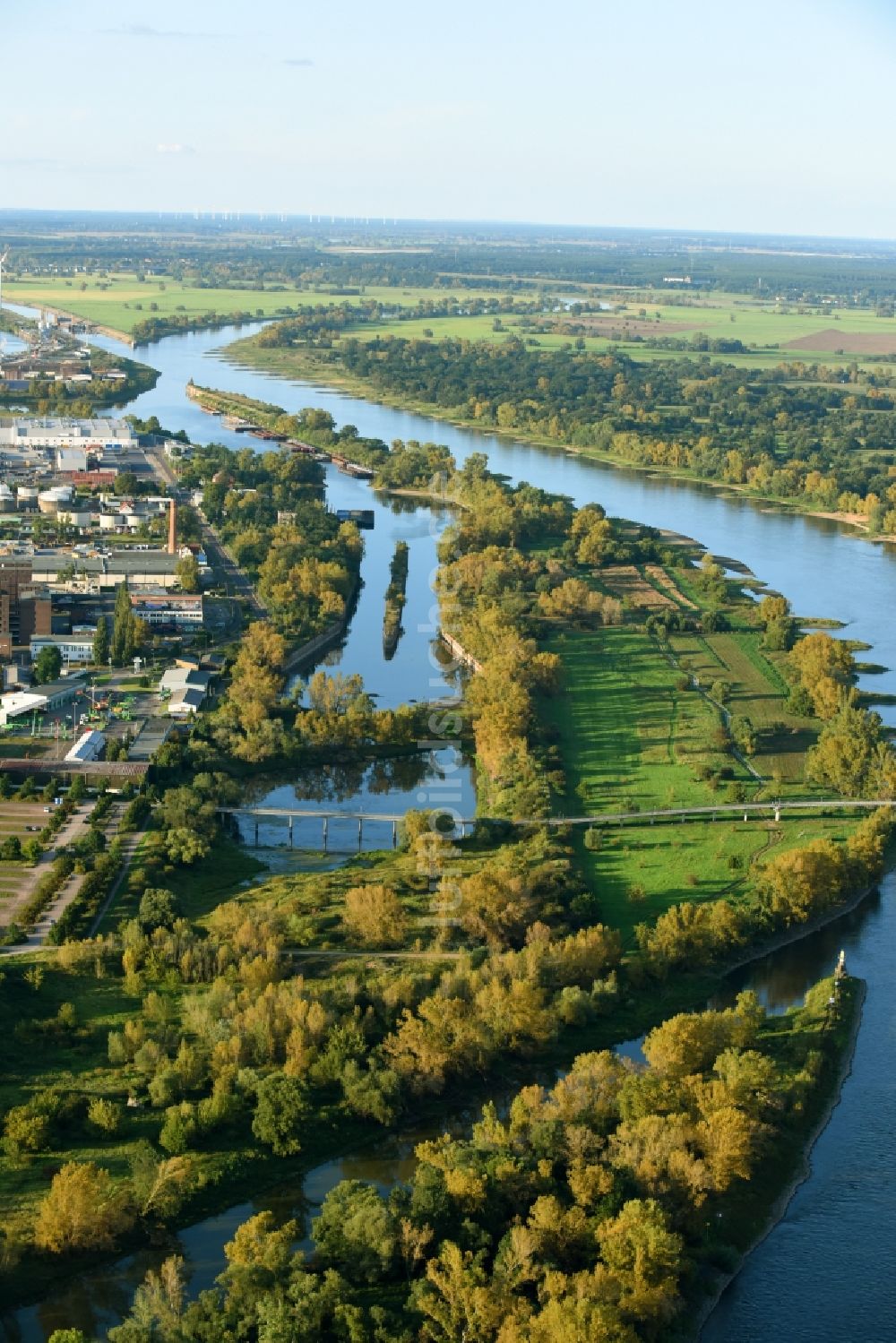 Magdeburg aus der Vogelperspektive: Uferbereiche der Elbe am Industriehafen Flußverlauf in Magdeburg im Bundesland Sachsen-Anhalt, Deutschland