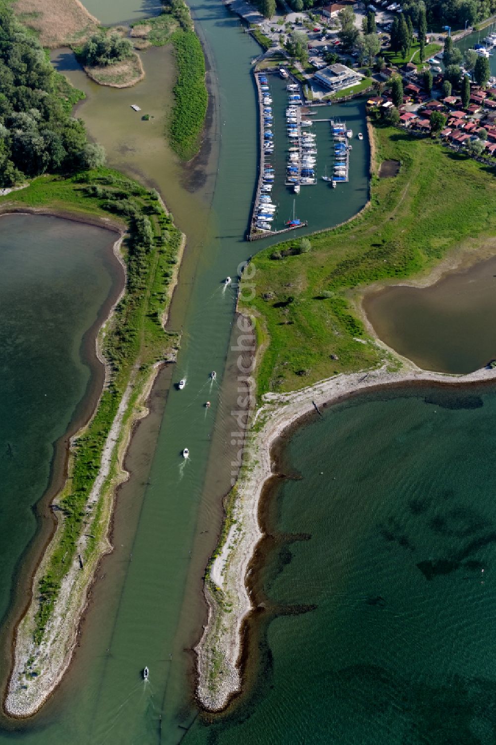 Luftaufnahme Gaißau - Uferbereiche entlang der Fluss- Mündung Alter Rhein in den Bodensee in Gaißau in Vorarlberg, Österreich