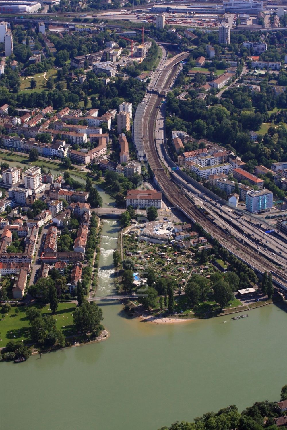 Birsfelden von oben - Uferbereiche entlang der Fluß- Mündung der Birs in den Rhein in Birsfelden im Kanton Basel-Landschaft, Schweiz