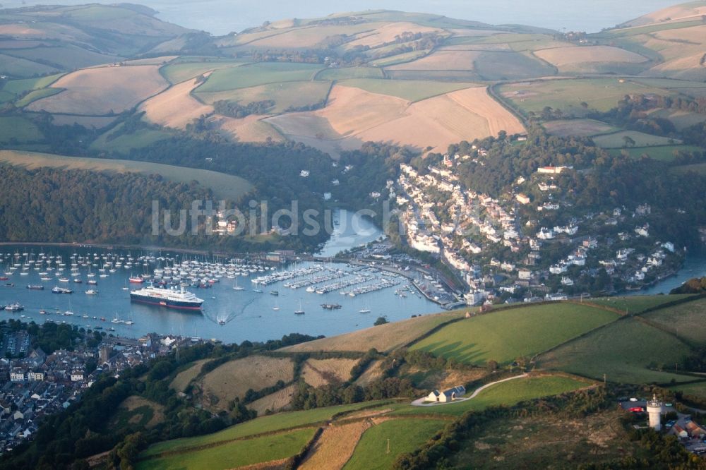 Luftaufnahme Dartmouth - Uferbereiche entlang der Fluß- Mündung des Dart in Dartmouth in England, Vereinigtes Königreich