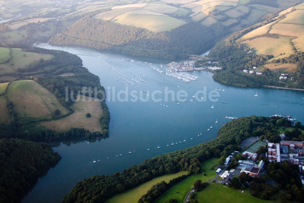 Dartmouth von oben - Uferbereiche entlang der Fluß- Mündung des Dart in Dartmouth in England, Vereinigtes Königreich