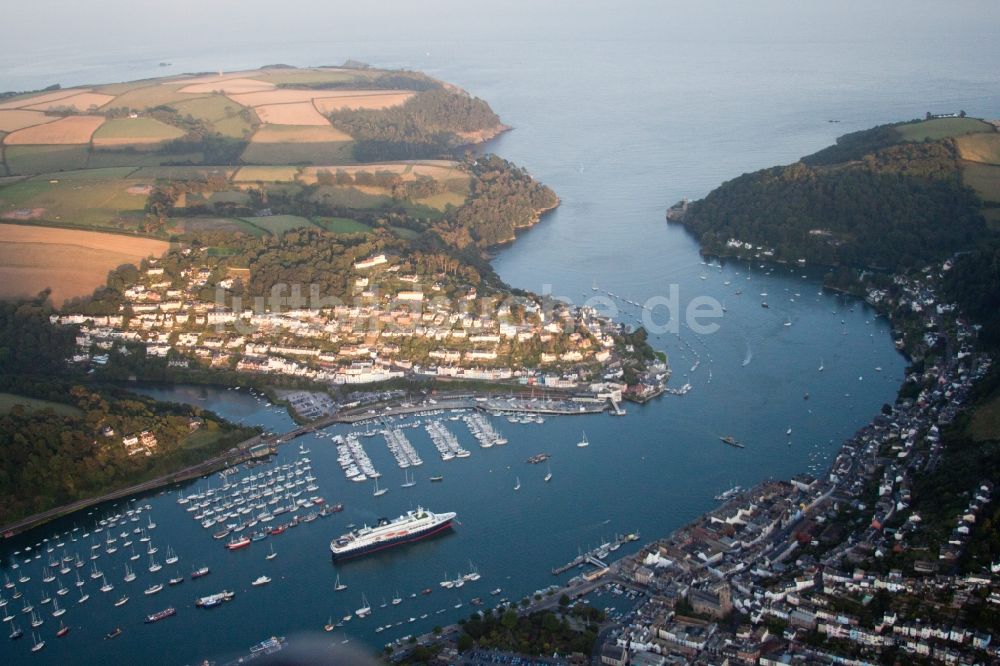 Luftaufnahme Kingswear - Uferbereiche entlang der Fluß- Mündung Dart in Kingswear in England, Vereinigtes Königreich