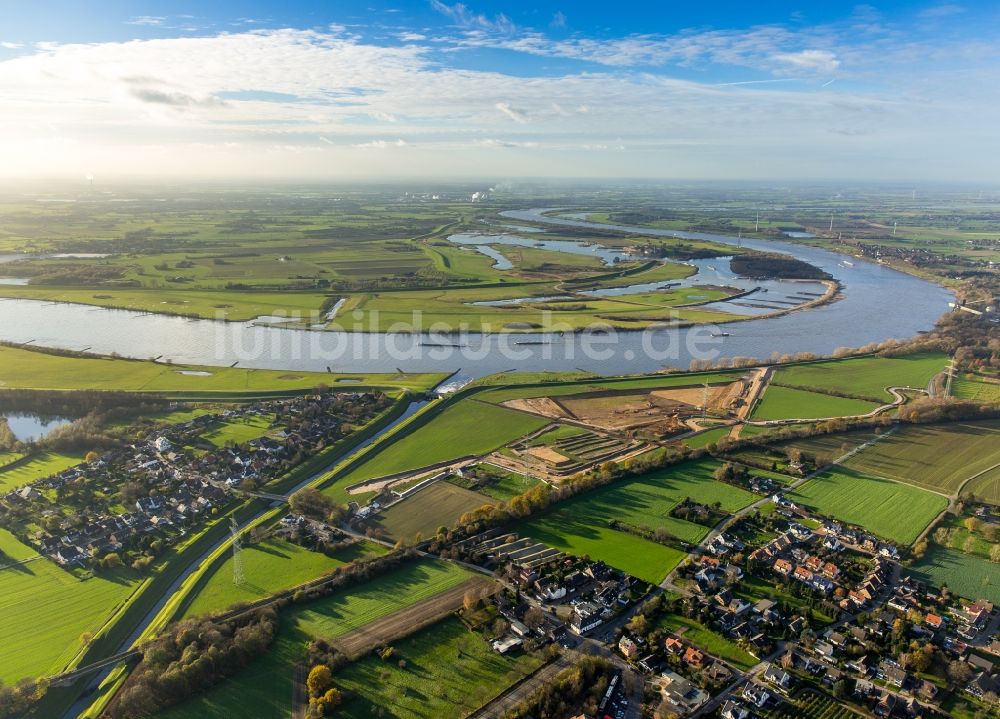 Luftbild Voerde (Niederrhein) - Uferbereiche entlang der Fluß- Mündung der Emscher in den Rhein mit Baustelle zum Umbau der Emscher- Mündung in Voerde (Niederrhein) im Bundesland Nordrhein-Westfalen