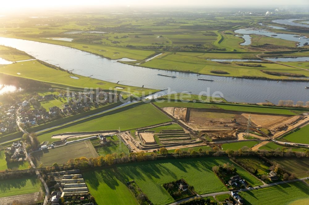 Luftaufnahme Voerde (Niederrhein) - Uferbereiche entlang der Fluß- Mündung der Emscher in den Rhein mit Baustelle zum Umbau der Emscher- Mündung in Voerde (Niederrhein) im Bundesland Nordrhein-Westfalen