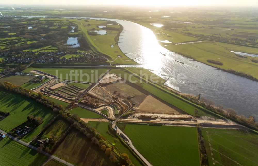 Voerde (Niederrhein) von oben - Uferbereiche entlang der Fluß- Mündung der Emscher in den Rhein mit Baustelle zum Umbau der Emscher- Mündung in Voerde (Niederrhein) im Bundesland Nordrhein-Westfalen