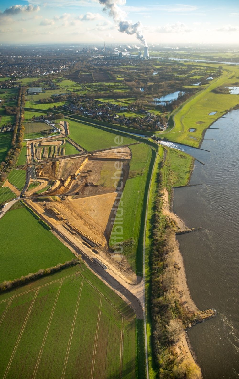 Luftbild Voerde (Niederrhein) - Uferbereiche entlang der Fluß- Mündung der Emscher in den Rhein mit Baustelle zum Umbau der Emscher- Mündung in Voerde (Niederrhein) im Bundesland Nordrhein-Westfalen