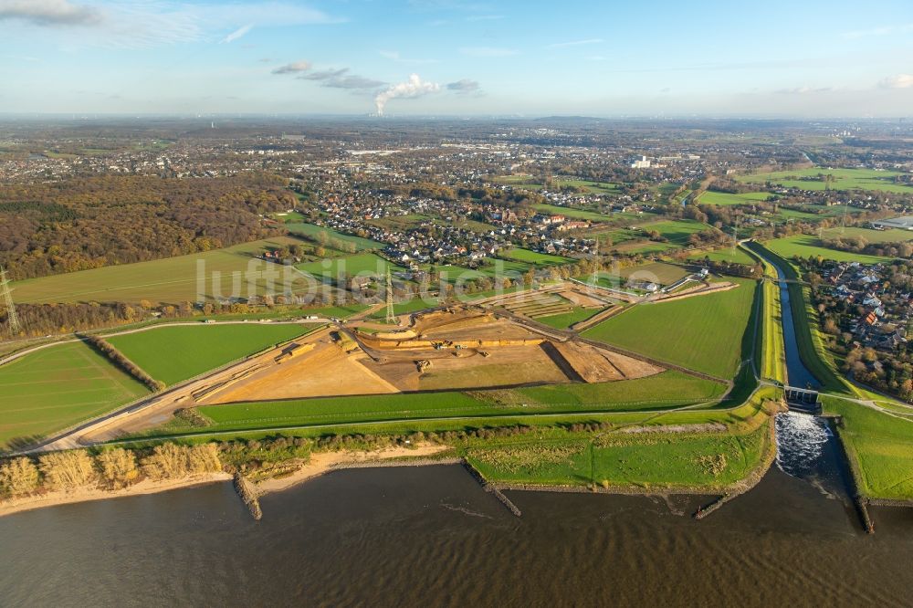 Luftaufnahme Voerde (Niederrhein) - Uferbereiche entlang der Fluß- Mündung der Emscher in den Rhein mit Baustelle zum Umbau der Emscher- Mündung in Voerde (Niederrhein) im Bundesland Nordrhein-Westfalen