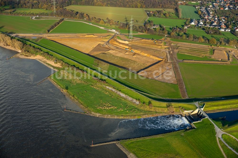 Voerde (Niederrhein) von oben - Uferbereiche entlang der Fluß- Mündung der Emscher in den Rhein mit Baustelle zum Umbau der Emscher- Mündung in Voerde (Niederrhein) im Bundesland Nordrhein-Westfalen