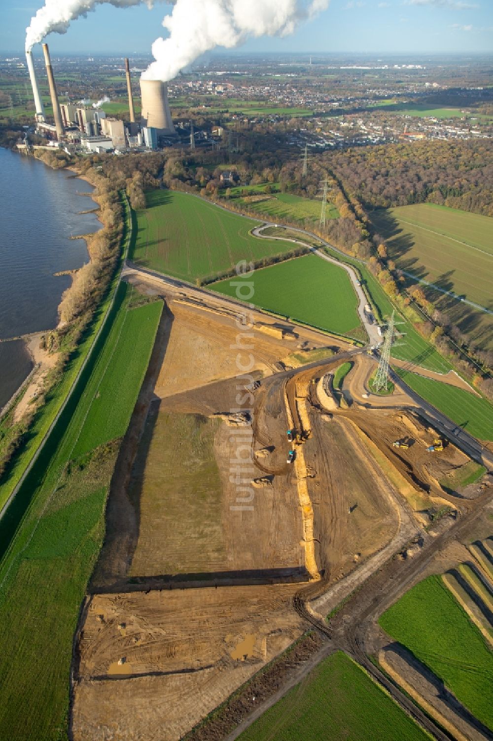 Voerde (Niederrhein) aus der Vogelperspektive: Uferbereiche entlang der Fluß- Mündung der Emscher in den Rhein mit Baustelle zum Umbau der Emscher- Mündung in Voerde (Niederrhein) im Bundesland Nordrhein-Westfalen