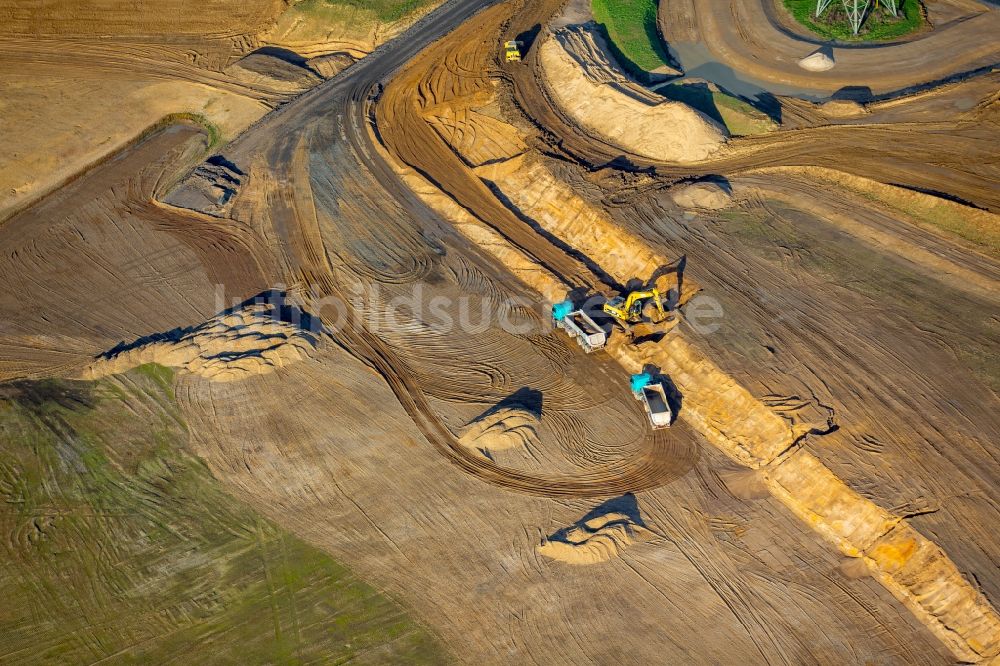 Luftbild Voerde (Niederrhein) - Uferbereiche entlang der Fluß- Mündung der Emscher in den Rhein mit Baustelle zum Umbau der Emscher- Mündung in Voerde (Niederrhein) im Bundesland Nordrhein-Westfalen