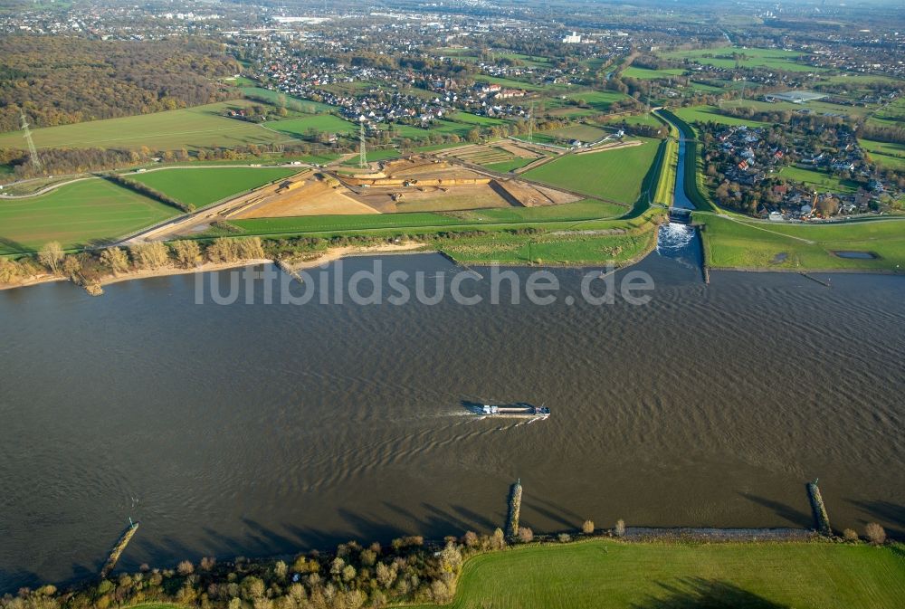 Luftaufnahme Voerde (Niederrhein) - Uferbereiche entlang der Fluß- Mündung der Emscher in den Rhein mit Baustelle zum Umbau der Emscher- Mündung in Voerde (Niederrhein) im Bundesland Nordrhein-Westfalen