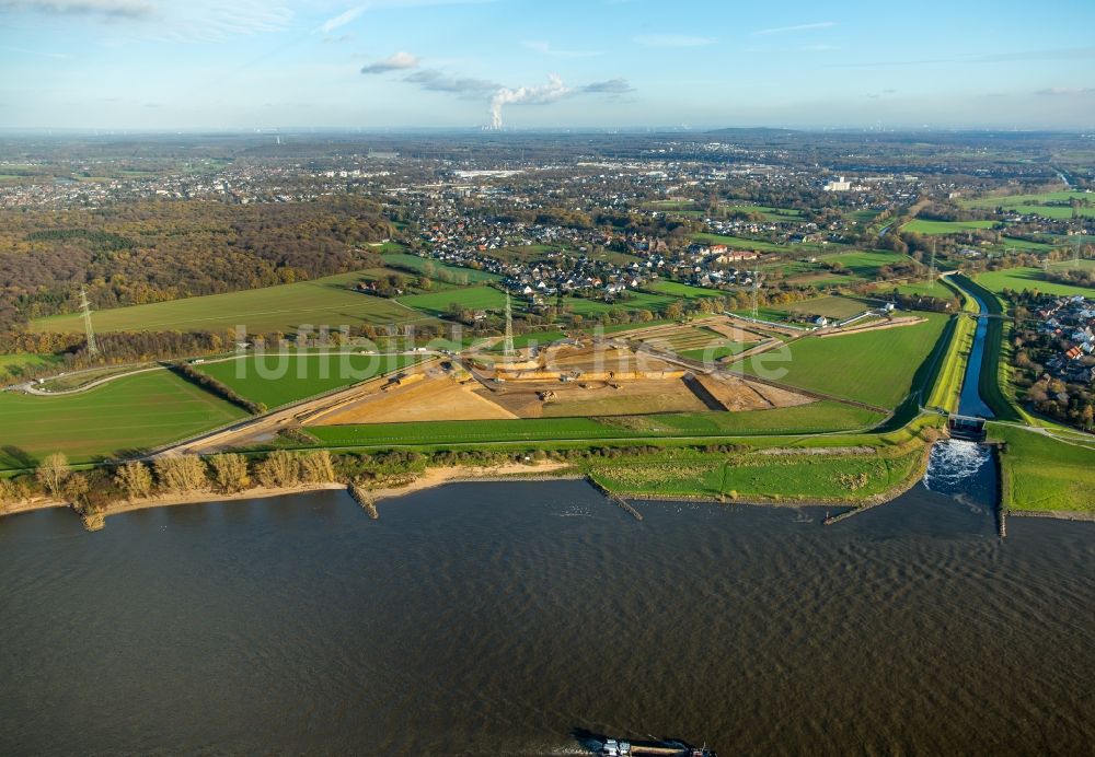 Voerde (Niederrhein) von oben - Uferbereiche entlang der Fluß- Mündung der Emscher in den Rhein mit Baustelle zum Umbau der Emscher- Mündung in Voerde (Niederrhein) im Bundesland Nordrhein-Westfalen