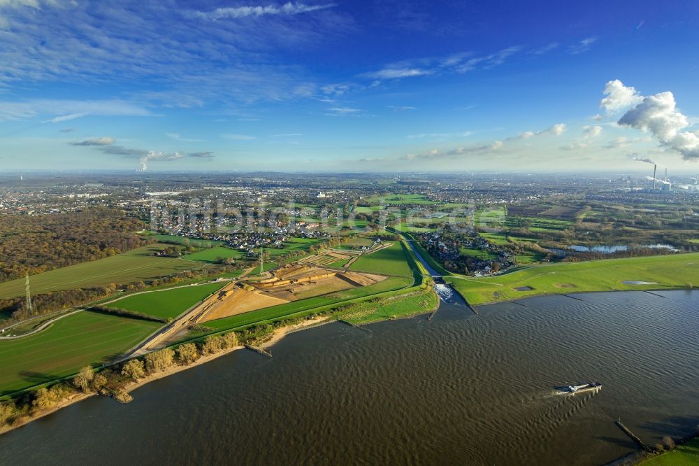 Voerde (Niederrhein) aus der Vogelperspektive: Uferbereiche entlang der Fluß- Mündung der Emscher in den Rhein mit Baustelle zum Umbau der Emscher- Mündung in Voerde (Niederrhein) im Bundesland Nordrhein-Westfalen