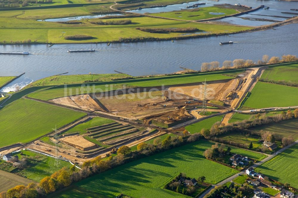 Voerde (Niederrhein) von oben - Uferbereiche entlang der Fluß- Mündung der Emscher in den Rhein mit Baustelle zum Umbau der Emscher- Mündung in Voerde (Niederrhein) im Bundesland Nordrhein-Westfalen