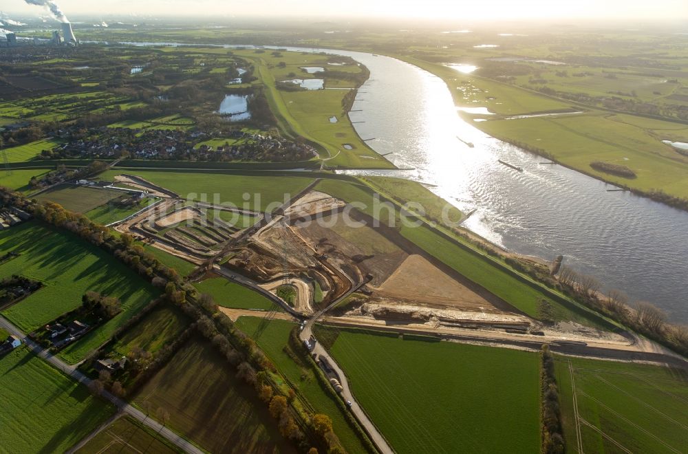 Voerde (Niederrhein) aus der Vogelperspektive: Uferbereiche entlang der Fluß- Mündung der Emscher in den Rhein mit Baustelle zum Umbau der Emscher- Mündung in Voerde (Niederrhein) im Bundesland Nordrhein-Westfalen