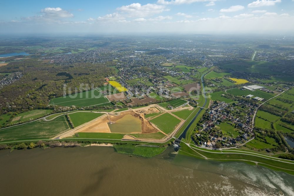 Voerde (Niederrhein) aus der Vogelperspektive: Uferbereiche entlang der Fluß- Mündung der Emscher in den Rhein mit Baustelle zum Umbau der Emscher- Mündung in Voerde (Niederrhein) im Bundesland Nordrhein-Westfalen