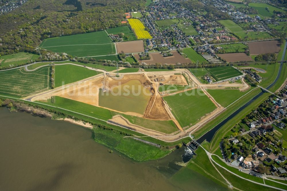 Luftbild Voerde (Niederrhein) - Uferbereiche entlang der Fluß- Mündung der Emscher in den Rhein mit Baustelle zum Umbau der Emscher- Mündung in Voerde (Niederrhein) im Bundesland Nordrhein-Westfalen