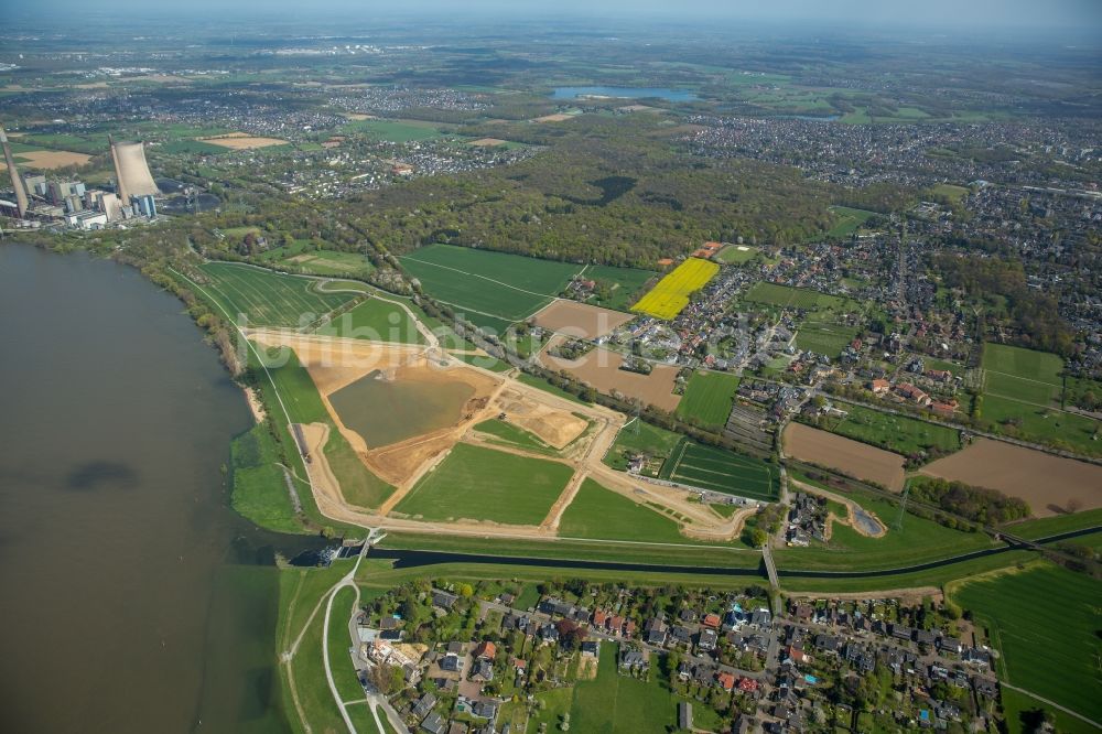 Luftaufnahme Voerde (Niederrhein) - Uferbereiche entlang der Fluß- Mündung der Emscher in den Rhein mit Baustelle zum Umbau der Emscher- Mündung in Voerde (Niederrhein) im Bundesland Nordrhein-Westfalen