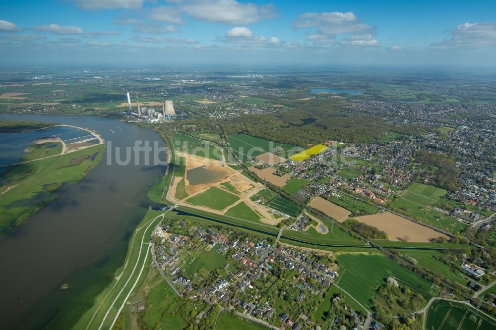 Voerde (Niederrhein) von oben - Uferbereiche entlang der Fluß- Mündung der Emscher in den Rhein mit Baustelle zum Umbau der Emscher- Mündung in Voerde (Niederrhein) im Bundesland Nordrhein-Westfalen