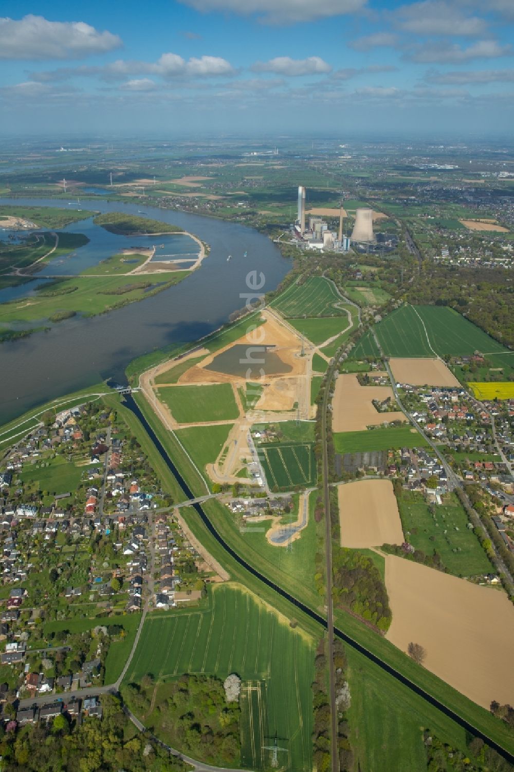 Voerde (Niederrhein) aus der Vogelperspektive: Uferbereiche entlang der Fluß- Mündung der Emscher in den Rhein mit Baustelle zum Umbau der Emscher- Mündung in Voerde (Niederrhein) im Bundesland Nordrhein-Westfalen