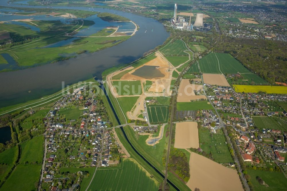 Luftbild Voerde (Niederrhein) - Uferbereiche entlang der Fluß- Mündung der Emscher in den Rhein mit Baustelle zum Umbau der Emscher- Mündung in Voerde (Niederrhein) im Bundesland Nordrhein-Westfalen