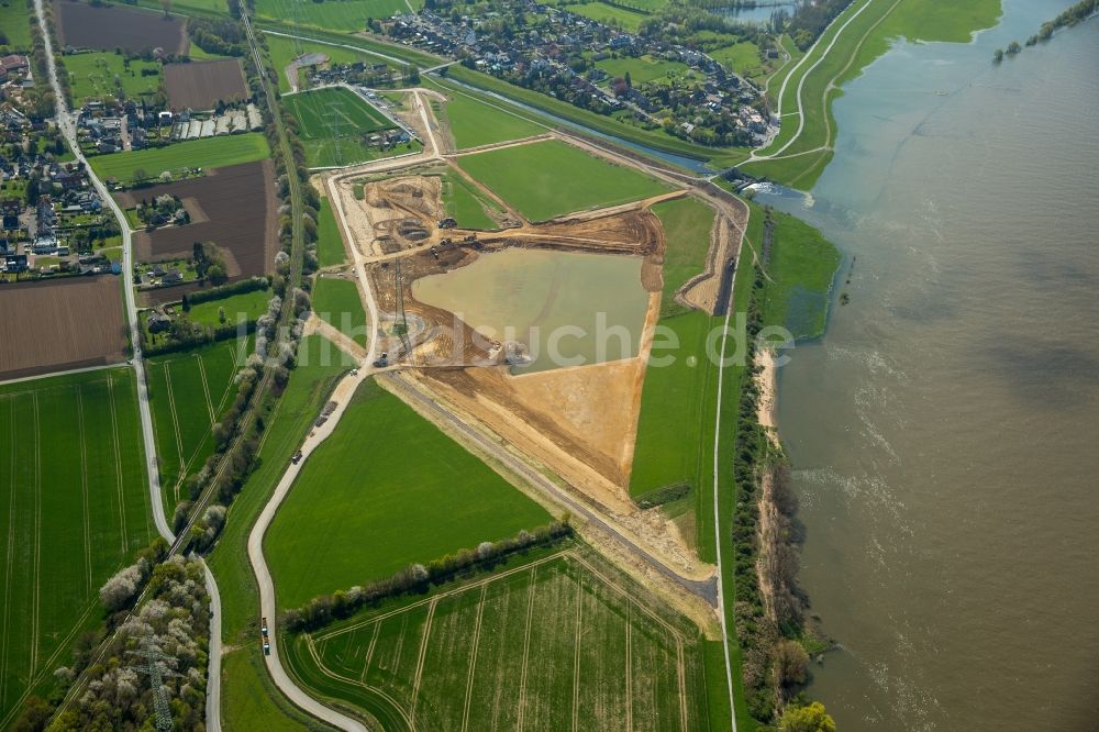 Luftaufnahme Voerde (Niederrhein) - Uferbereiche entlang der Fluß- Mündung der Emscher in den Rhein mit Baustelle zum Umbau der Emscher- Mündung in Voerde (Niederrhein) im Bundesland Nordrhein-Westfalen