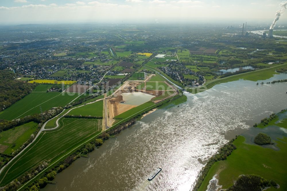 Voerde (Niederrhein) von oben - Uferbereiche entlang der Fluß- Mündung der Emscher in den Rhein mit Baustelle zum Umbau der Emscher- Mündung in Voerde (Niederrhein) im Bundesland Nordrhein-Westfalen