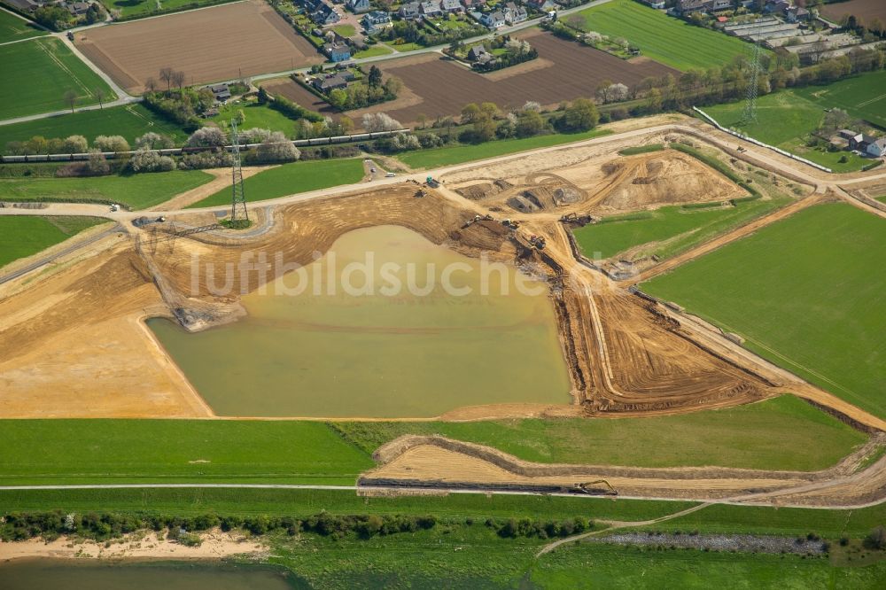 Voerde (Niederrhein) von oben - Uferbereiche entlang der Fluß- Mündung der Emscher in den Rhein mit Baustelle zum Umbau der Emscher- Mündung in Voerde (Niederrhein) im Bundesland Nordrhein-Westfalen