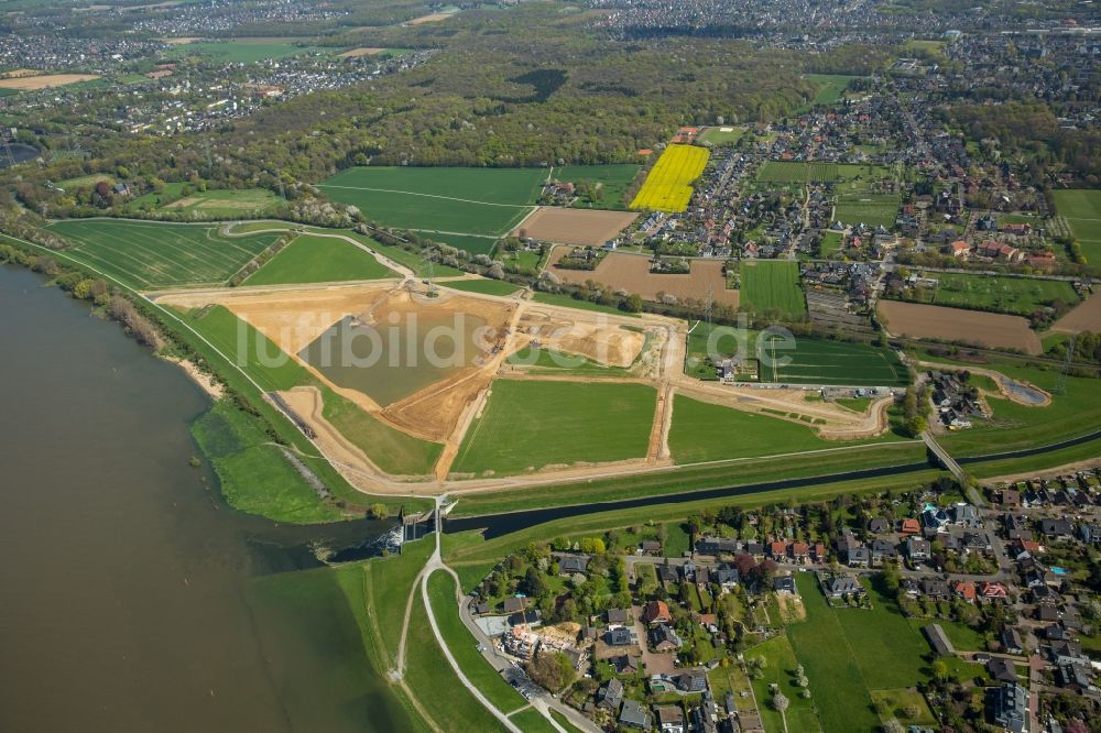 Voerde (Niederrhein) aus der Vogelperspektive: Uferbereiche entlang der Fluß- Mündung der Emscher in den Rhein mit Baustelle zum Umbau der Emscher- Mündung in Voerde (Niederrhein) im Bundesland Nordrhein-Westfalen