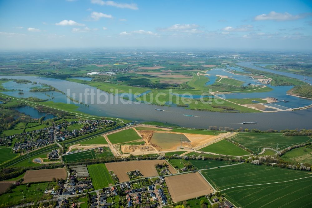 Luftbild Voerde (Niederrhein) - Uferbereiche entlang der Fluß- Mündung der Emscher in den Rhein mit Baustelle zum Umbau der Emscher- Mündung in Voerde (Niederrhein) im Bundesland Nordrhein-Westfalen