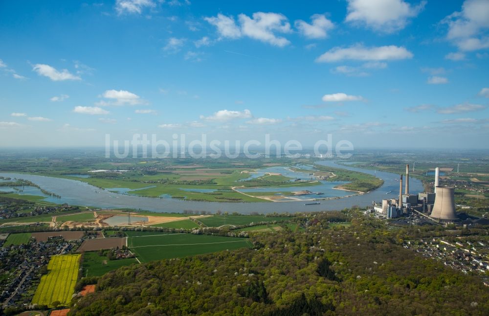 Luftaufnahme Voerde (Niederrhein) - Uferbereiche entlang der Fluß- Mündung der Emscher in den Rhein mit Baustelle zum Umbau der Emscher- Mündung in Voerde (Niederrhein) im Bundesland Nordrhein-Westfalen