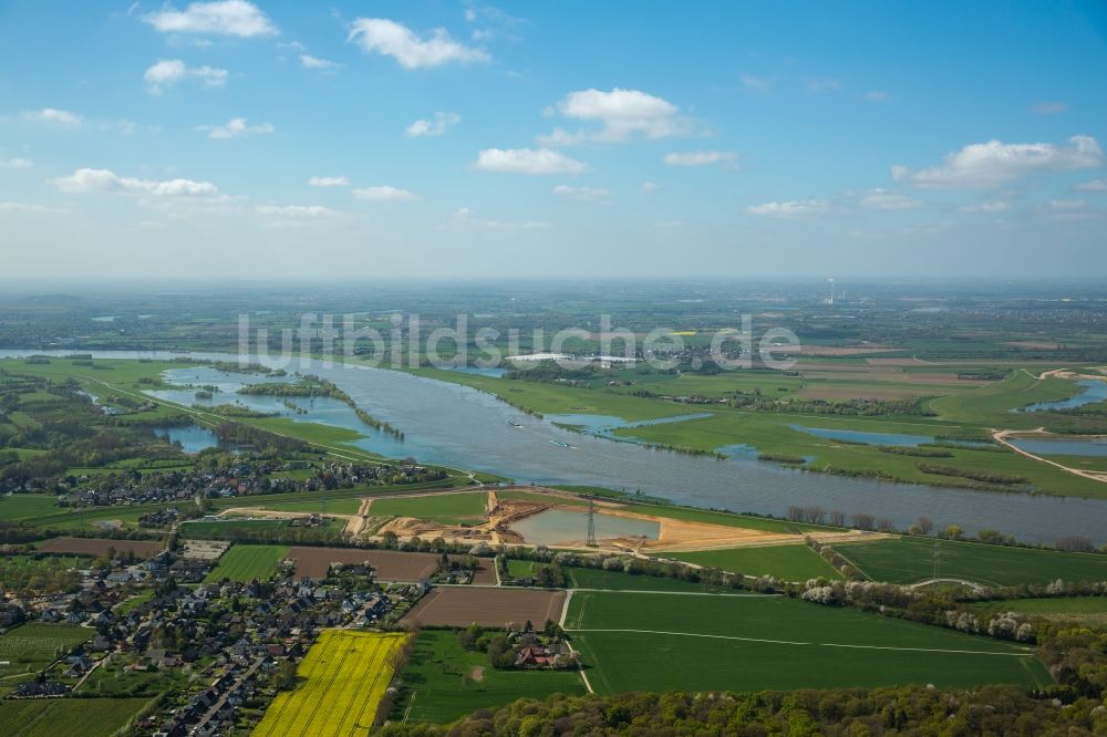 Voerde (Niederrhein) von oben - Uferbereiche entlang der Fluß- Mündung der Emscher in den Rhein mit Baustelle zum Umbau der Emscher- Mündung in Voerde (Niederrhein) im Bundesland Nordrhein-Westfalen