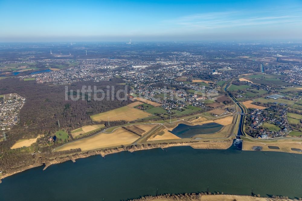 Dinslaken aus der Vogelperspektive: Uferbereiche entlang der Fluß- Mündung der Emscher in den Rhein im Ortsteil Eppinghoven in Dinslaken im Bundesland Nordrhein-Westfalen, Deutschland