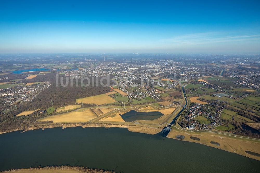 Dinslaken von oben - Uferbereiche entlang der Fluß- Mündung der Emscher in den Rhein im Ortsteil Eppinghoven in Dinslaken im Bundesland Nordrhein-Westfalen, Deutschland