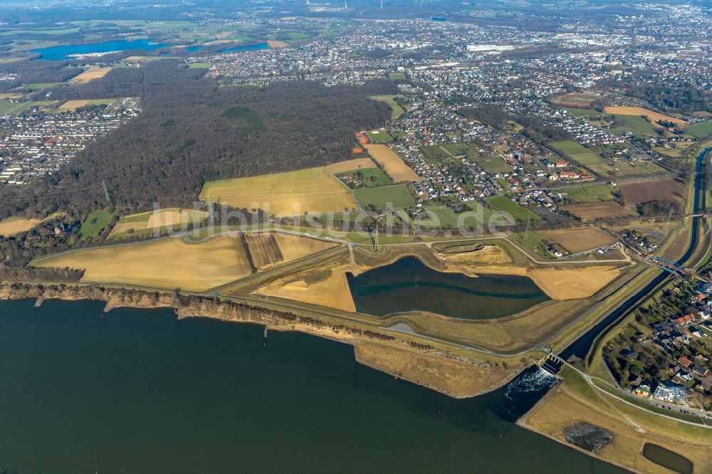 Luftbild Dinslaken - Uferbereiche entlang der Fluß- Mündung der Emscher in den Rhein im Ortsteil Eppinghoven in Dinslaken im Bundesland Nordrhein-Westfalen, Deutschland