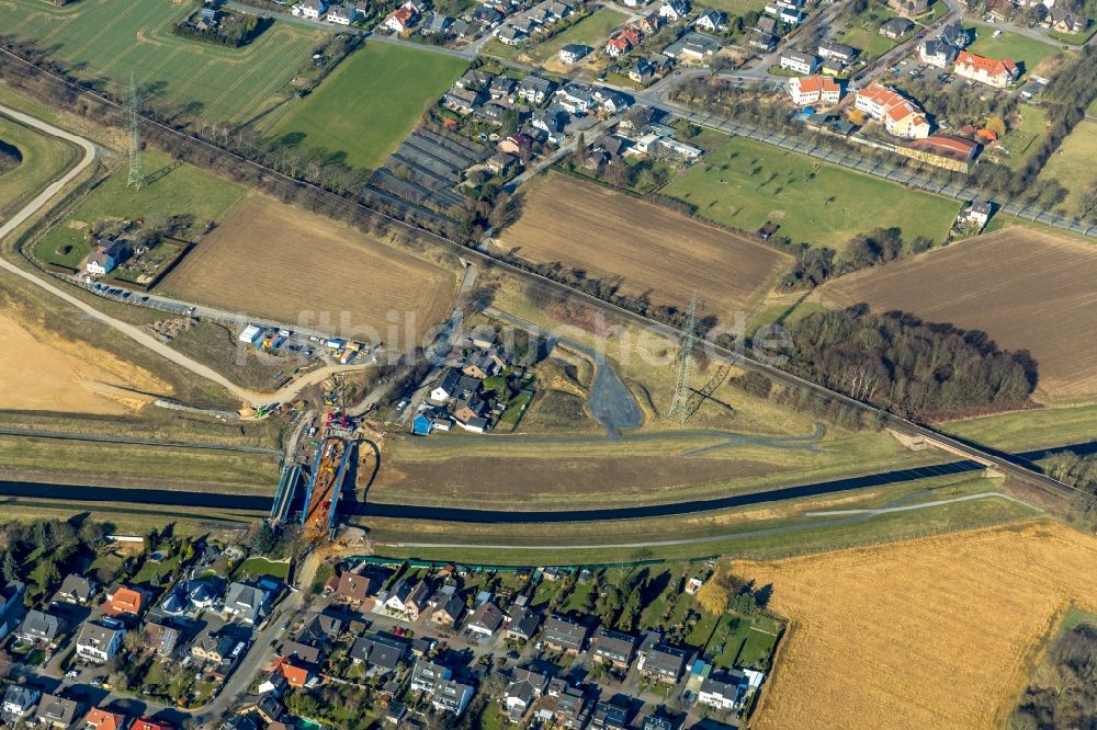 Luftbild Dinslaken - Uferbereiche entlang der Fluß- Mündung der Emscher in den Rhein im Ortsteil Eppinghoven in Dinslaken im Bundesland Nordrhein-Westfalen, Deutschland