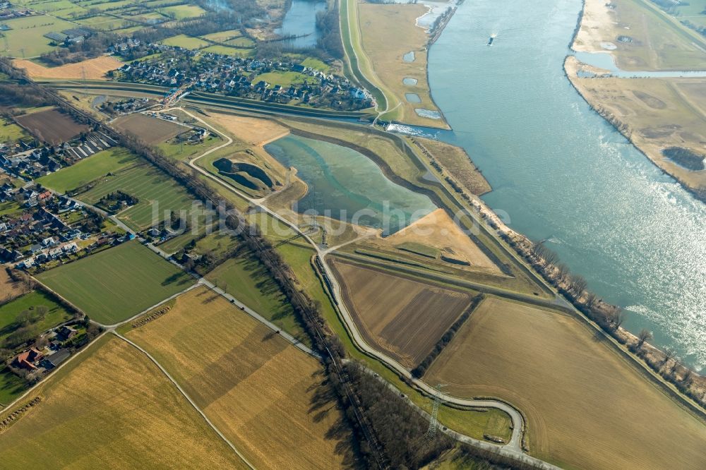 Luftaufnahme Dinslaken - Uferbereiche entlang der Fluß- Mündung der Emscher in den Rhein im Ortsteil Eppinghoven in Dinslaken im Bundesland Nordrhein-Westfalen, Deutschland